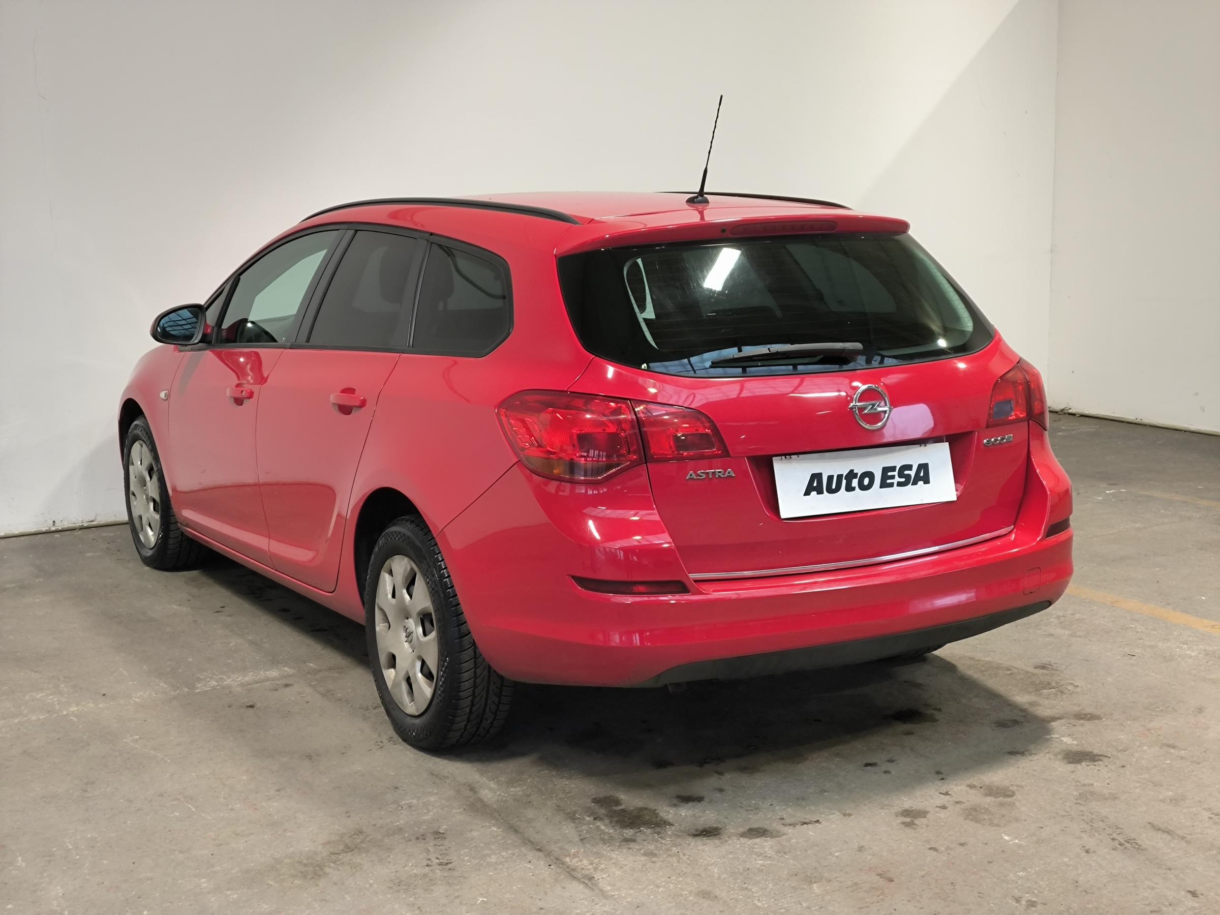 Opel Astra, 2011 - pohled č. 4