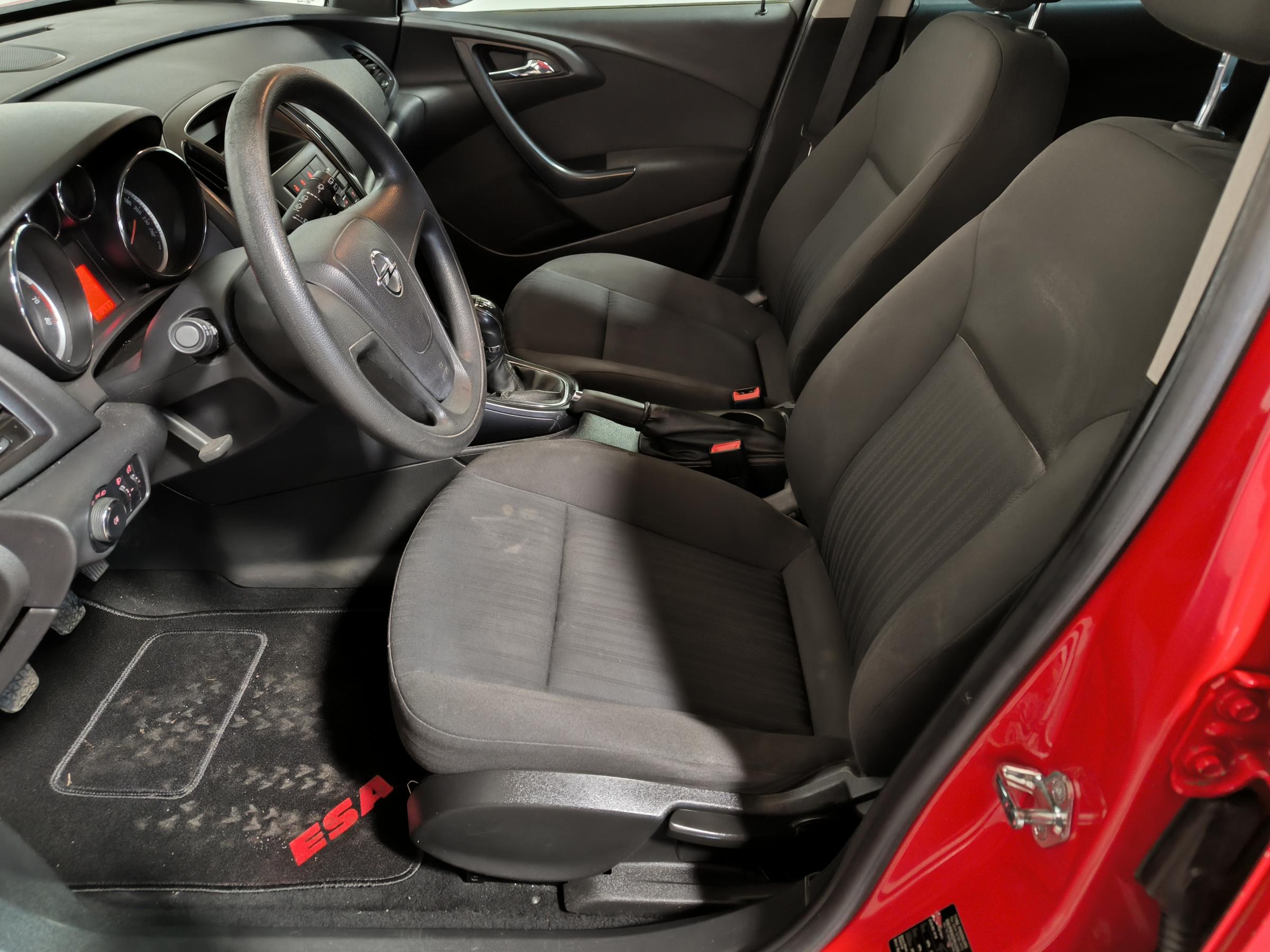 Opel Astra, 2011 - pohled č. 9