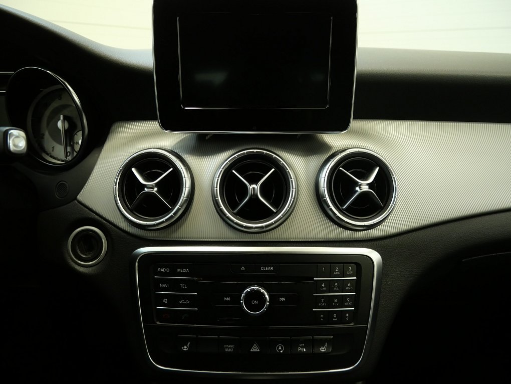 Mercedes-Benz CLA 1.6i  CLA 180