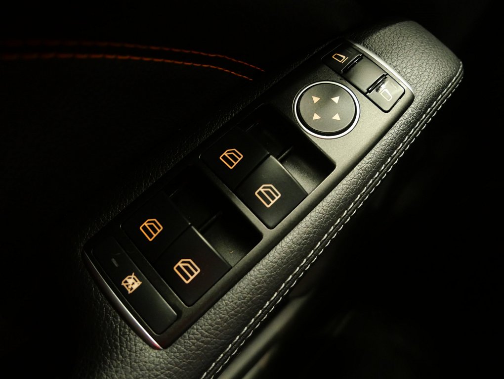 Mercedes-Benz CLA 1.6i  CLA 180