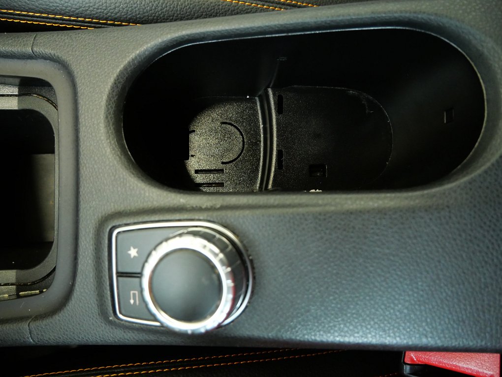 Mercedes-Benz CLA 1.6i  CLA 180