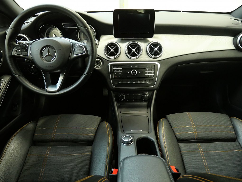 Mercedes-Benz CLA 1.6i  CLA 180