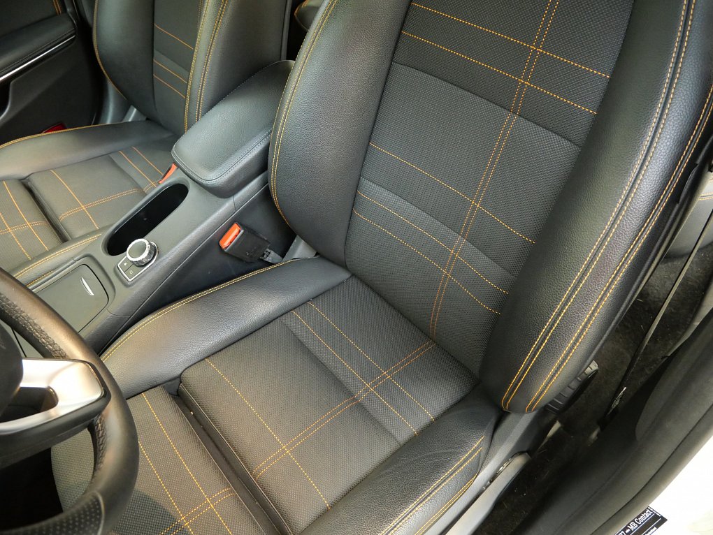 Mercedes-Benz CLA 1.6i  CLA 180