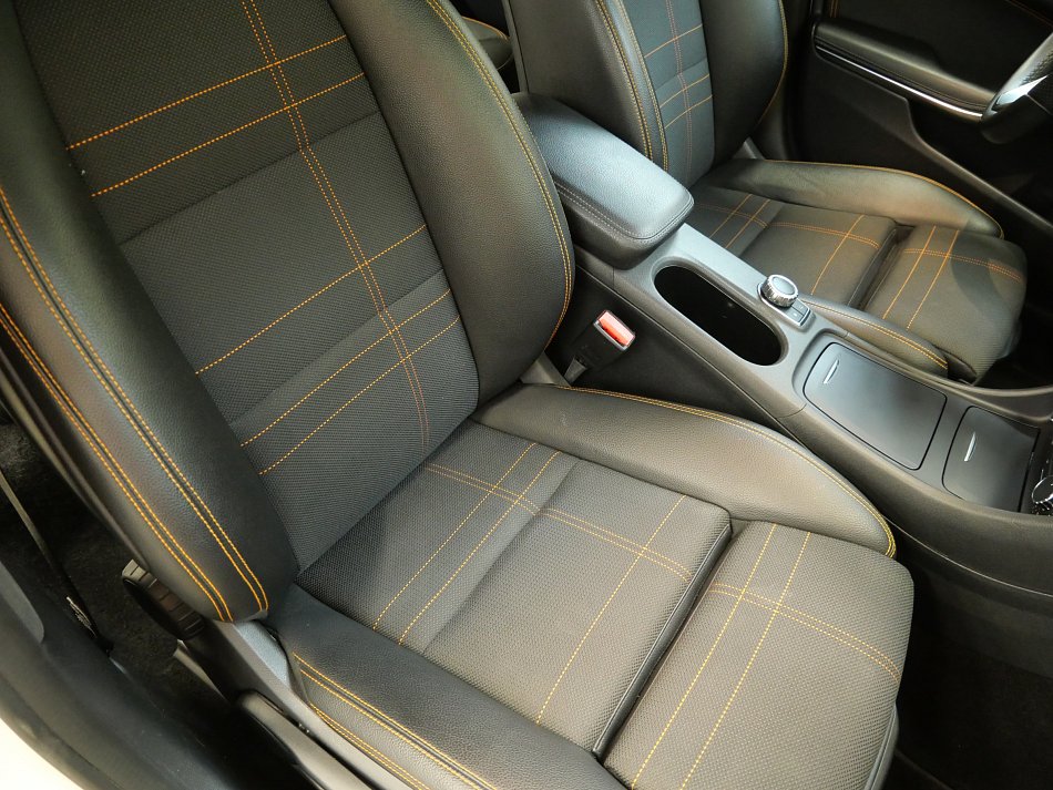 Mercedes-Benz CLA 1.6i  CLA 180