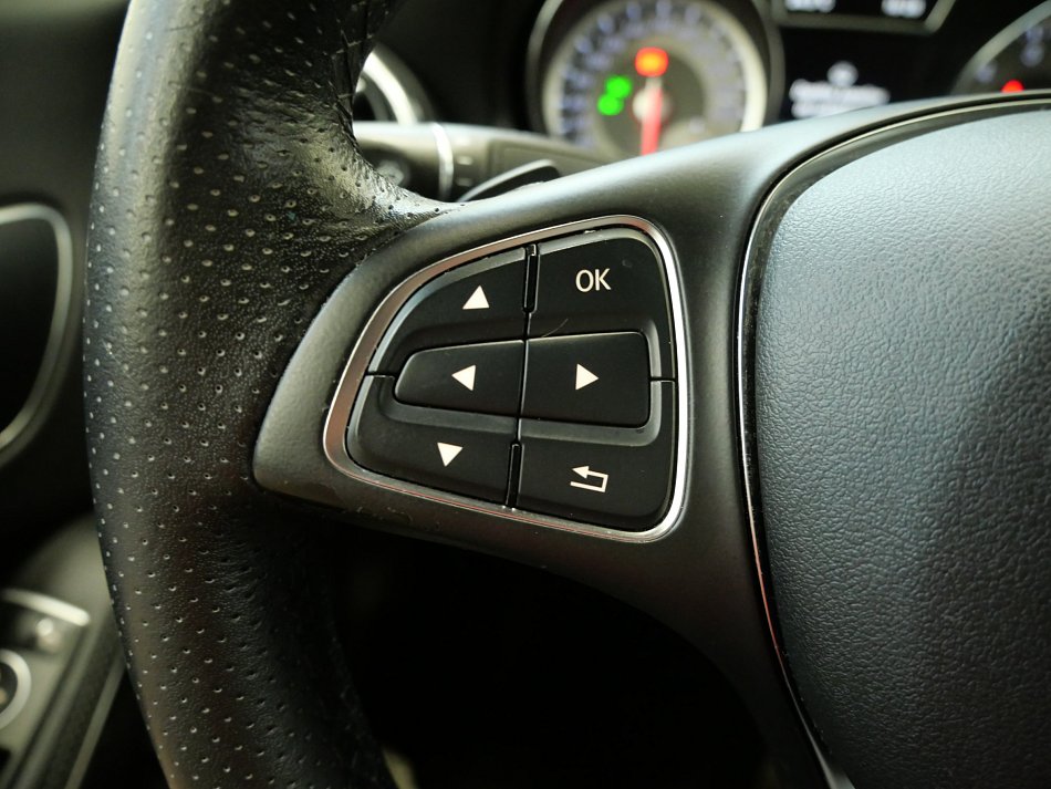 Mercedes-Benz CLA 1.6i  CLA 180