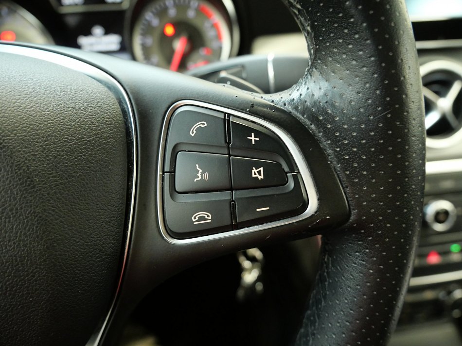 Mercedes-Benz CLA 1.6i  CLA 180