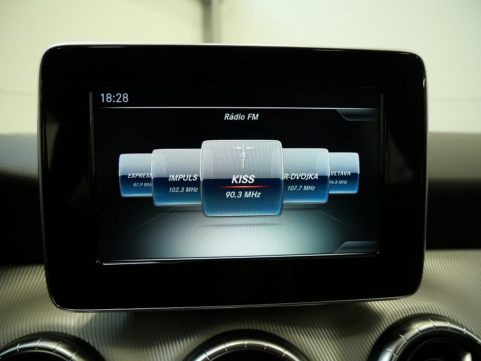 Mercedes-Benz CLA 1.6i  CLA 180