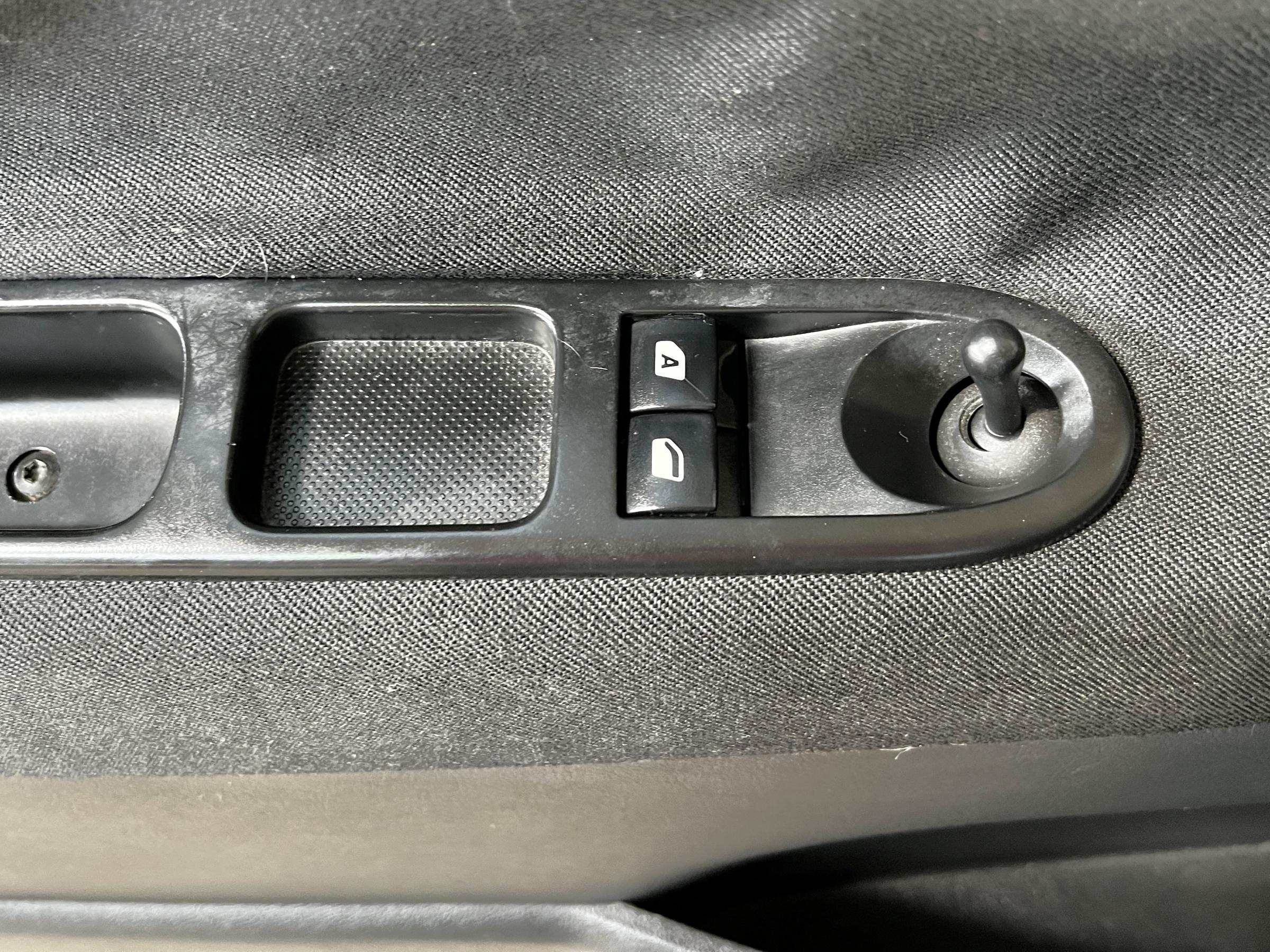 Peugeot 207, 2011 - pohled č. 12