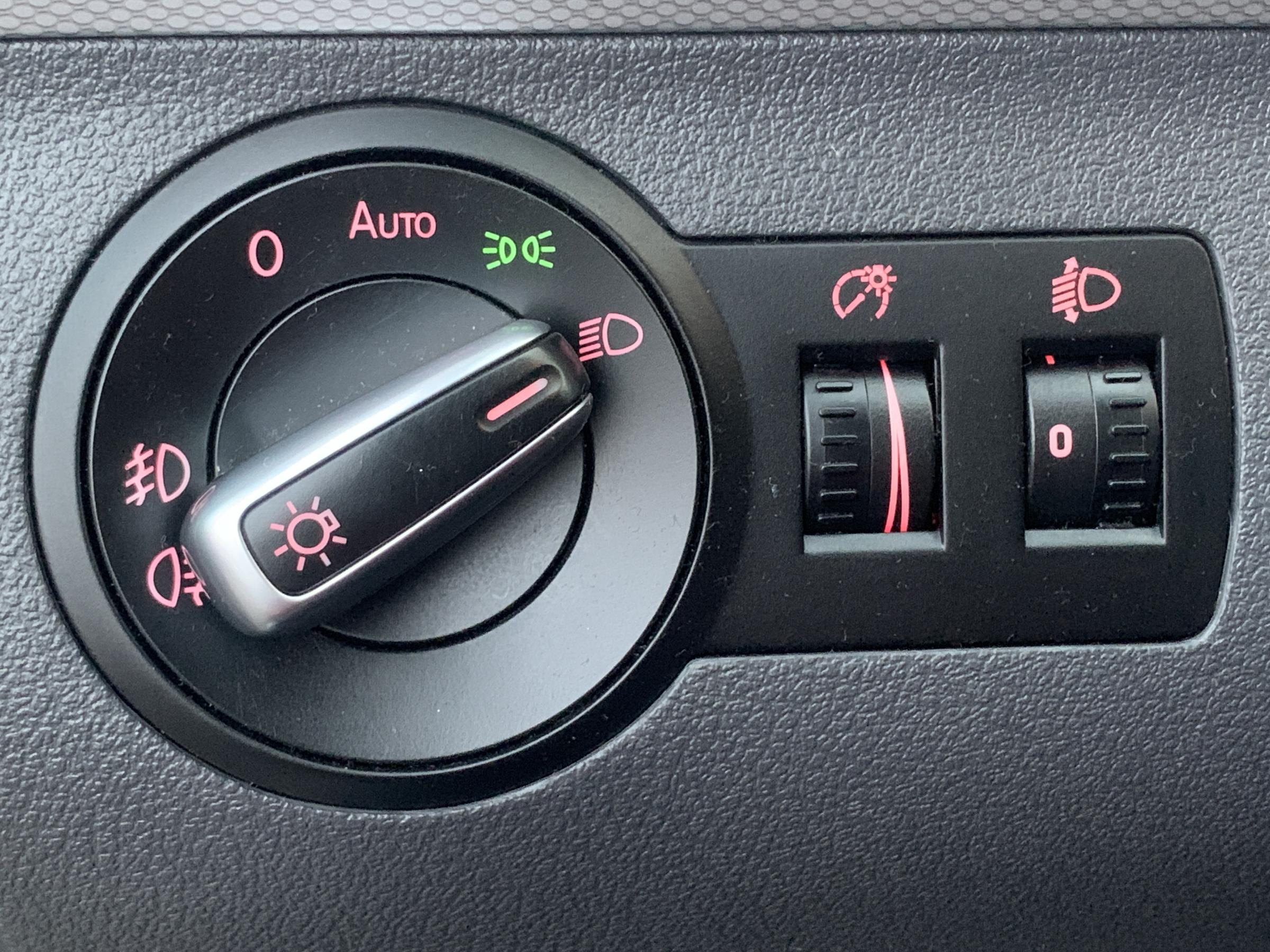 Volkswagen Touran, 2013 - pohled č. 19