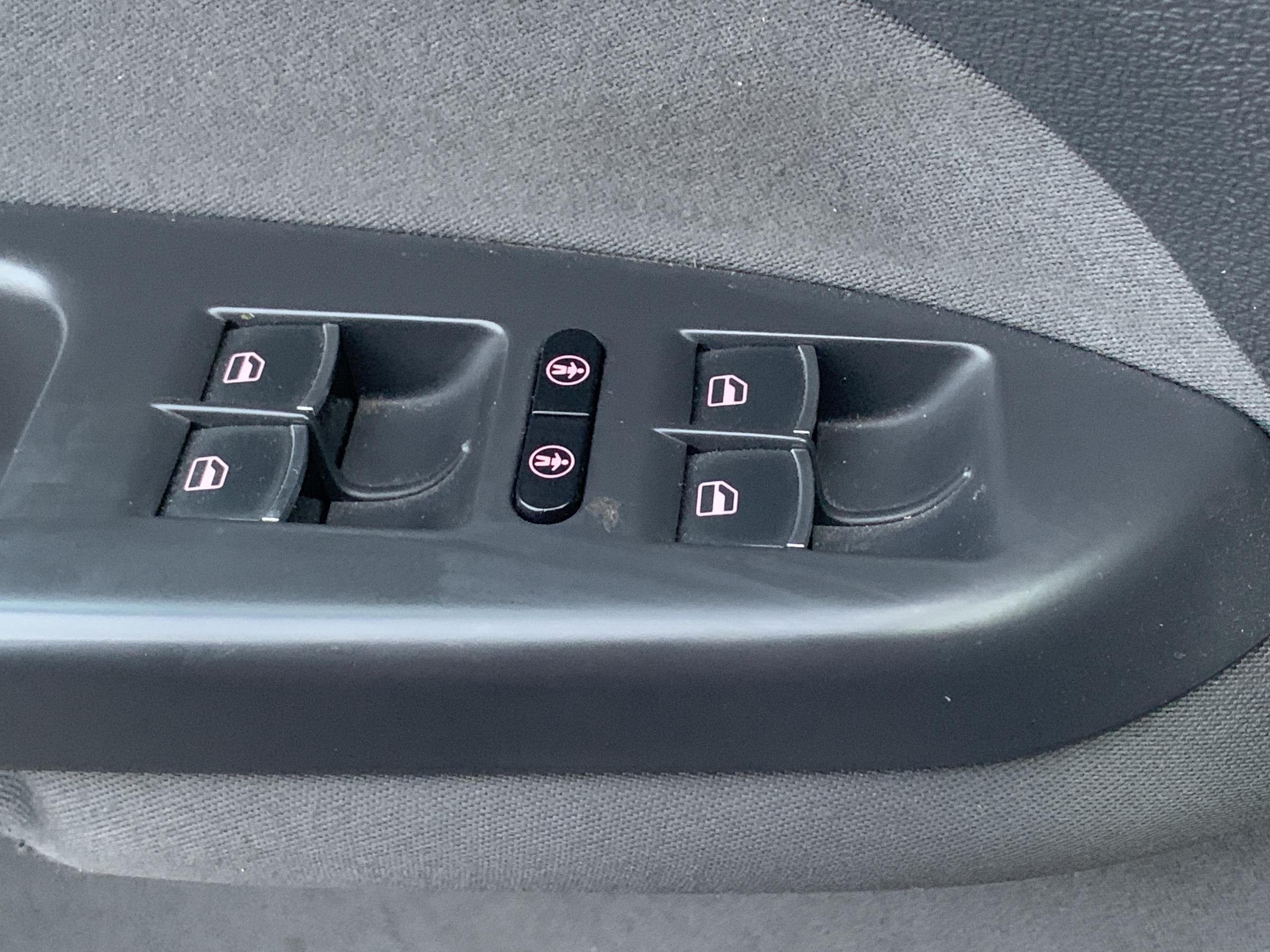 Volkswagen Touran, 2013 - pohled č. 20