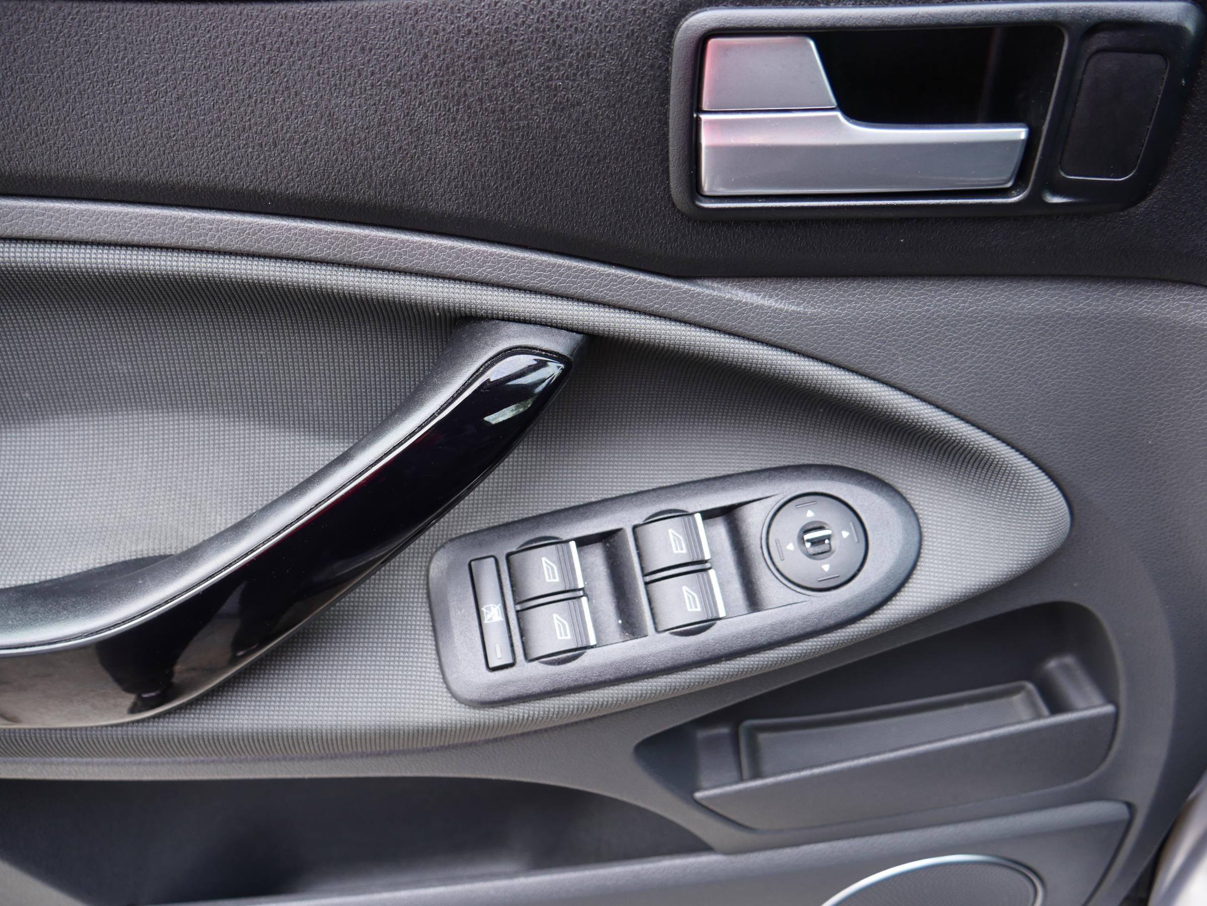 Ford Kuga, 2011 - pohled č. 17