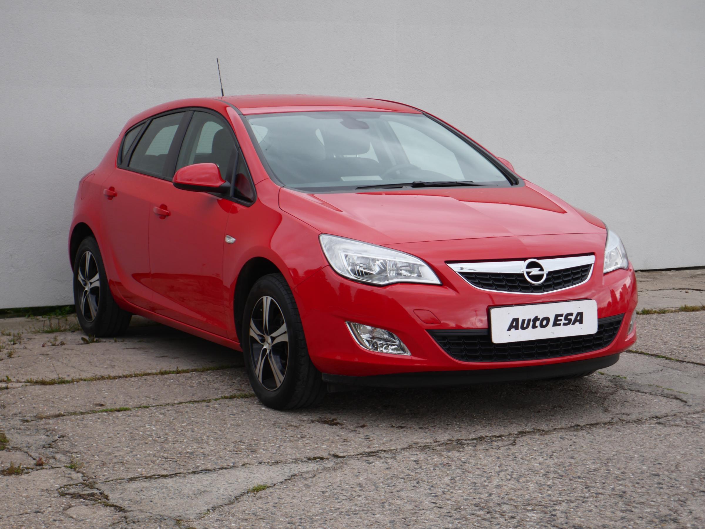 Opel Astra, 2010 - celkový pohled