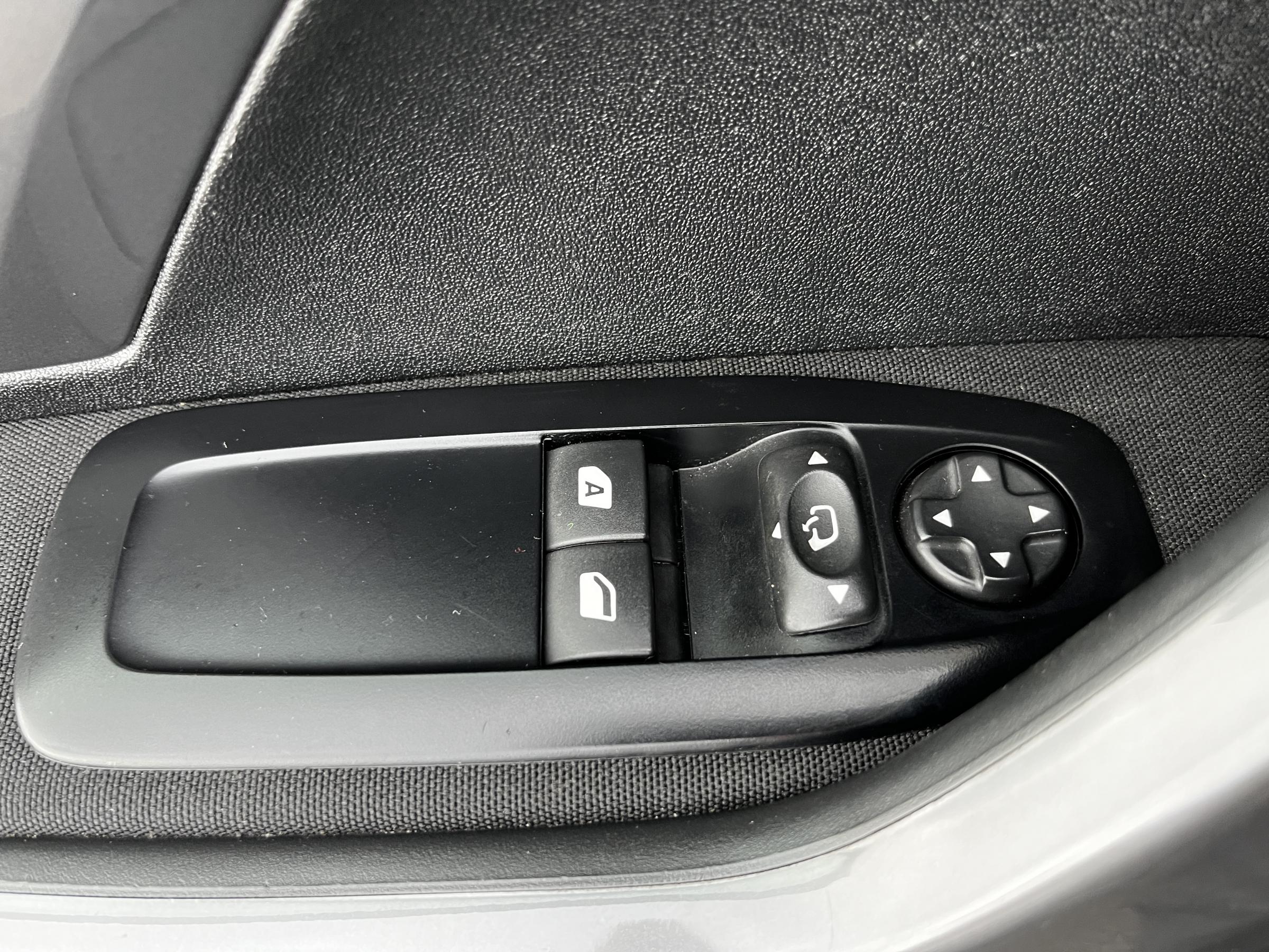 Peugeot 2008, 2018 - pohled č. 12