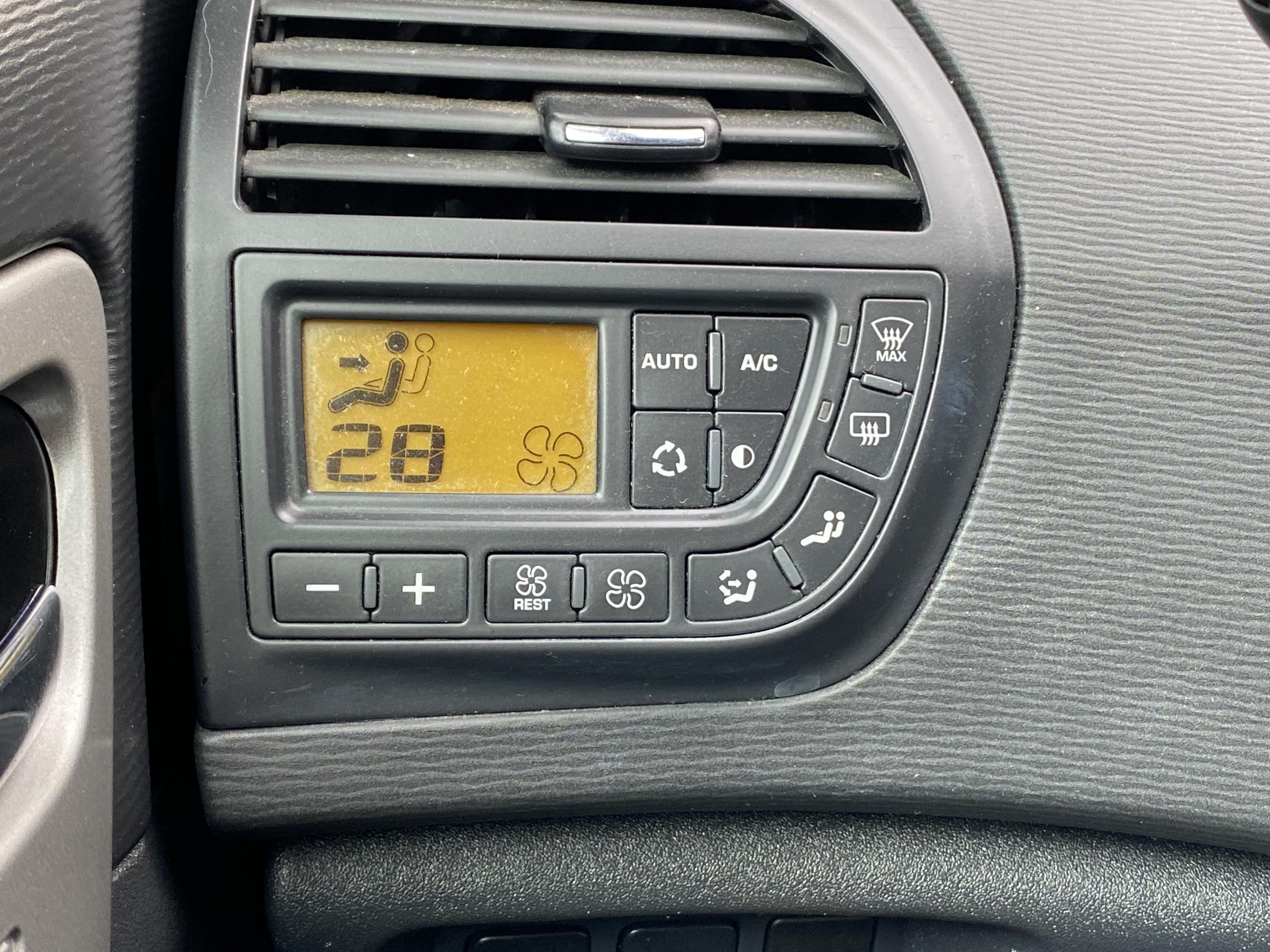 Citroën C4 Grand Picasso, 2011 - pohled č. 17