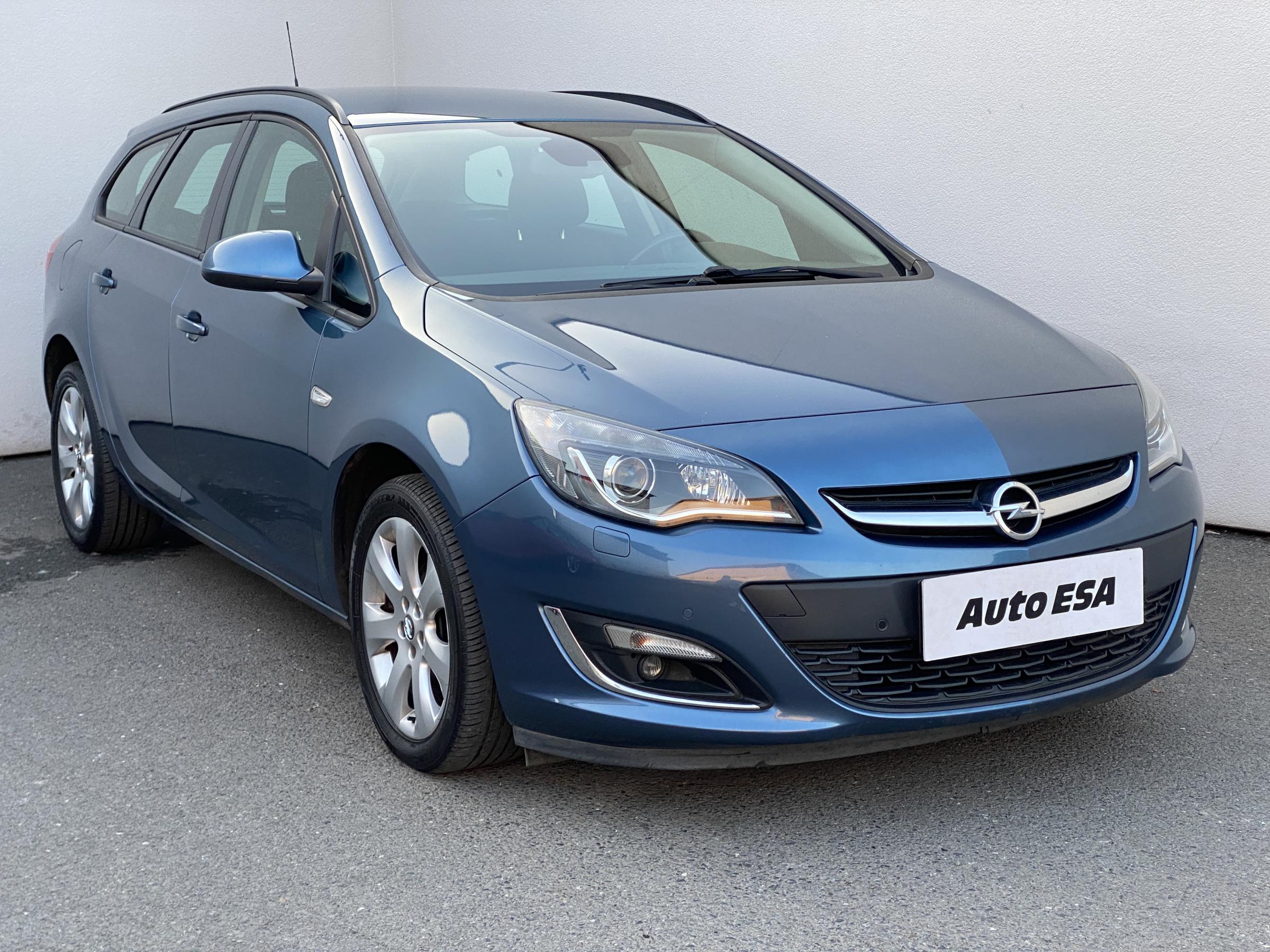 Opel Astra, 2013 - celkový pohled