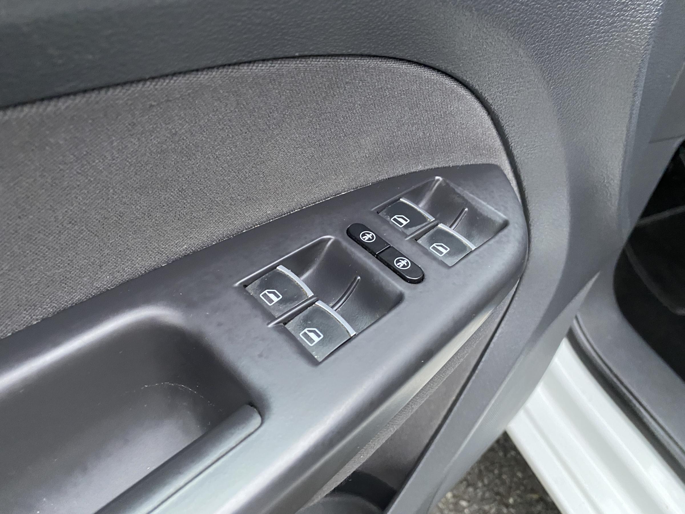 Volkswagen Touran, 2014 - pohled č. 14