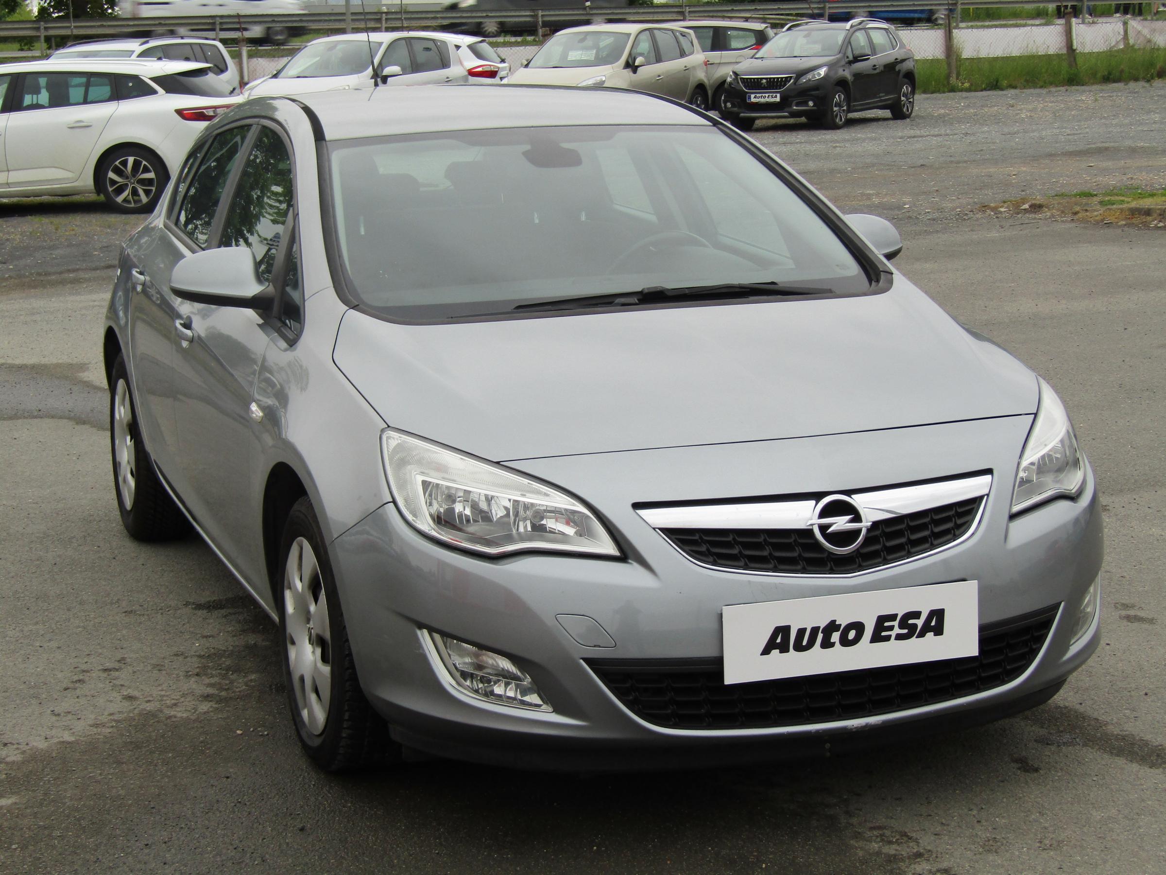 Opel Astra, 2011 - celkový pohled