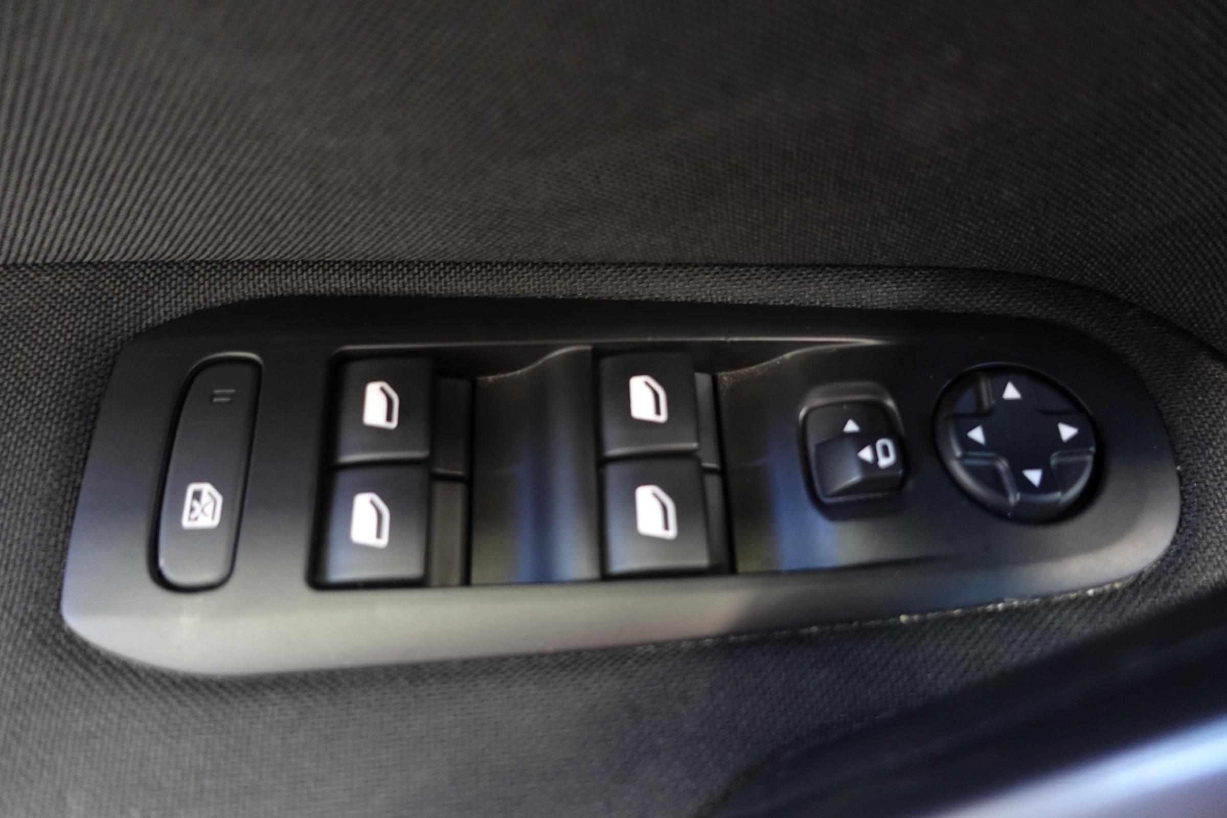 Peugeot 308, 2018 - pohled č. 13