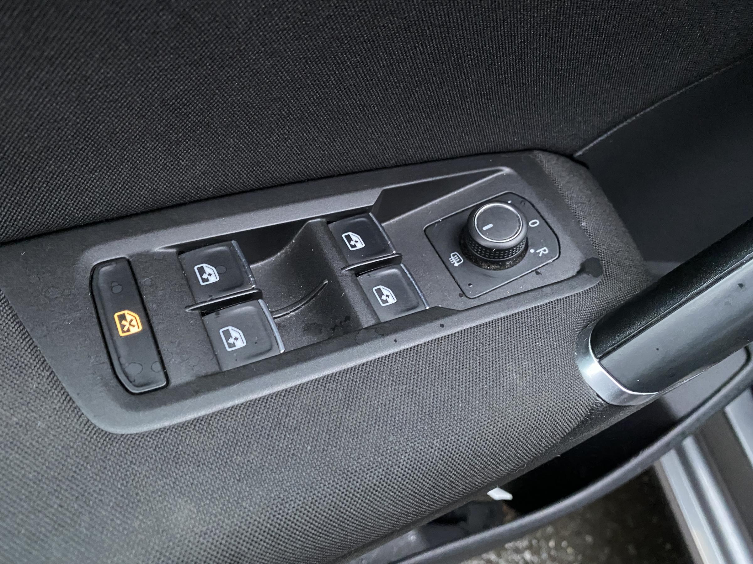 Volkswagen Touran, 2016 - pohled č. 11