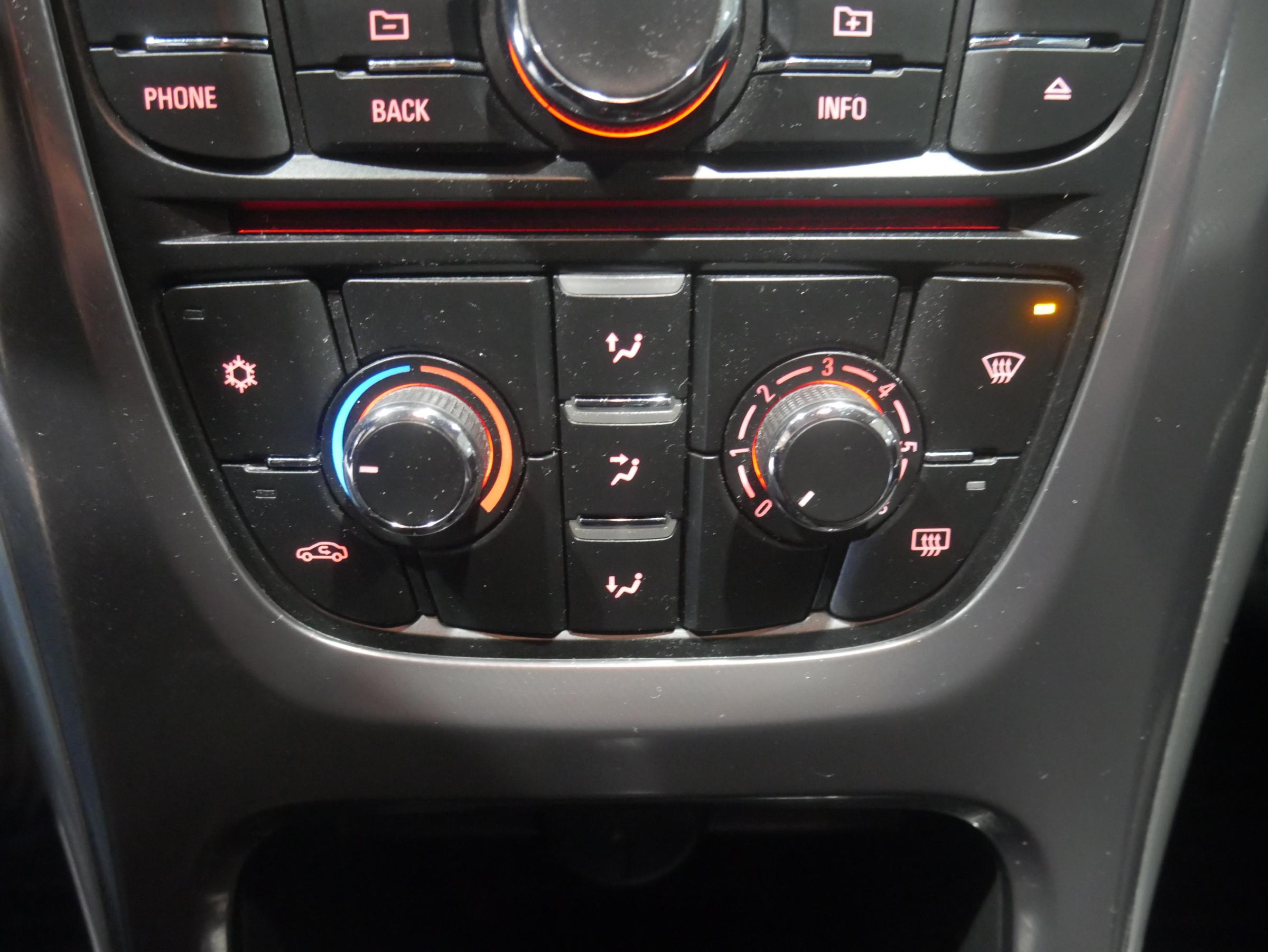 Opel Astra, 2011 - pohled č. 14