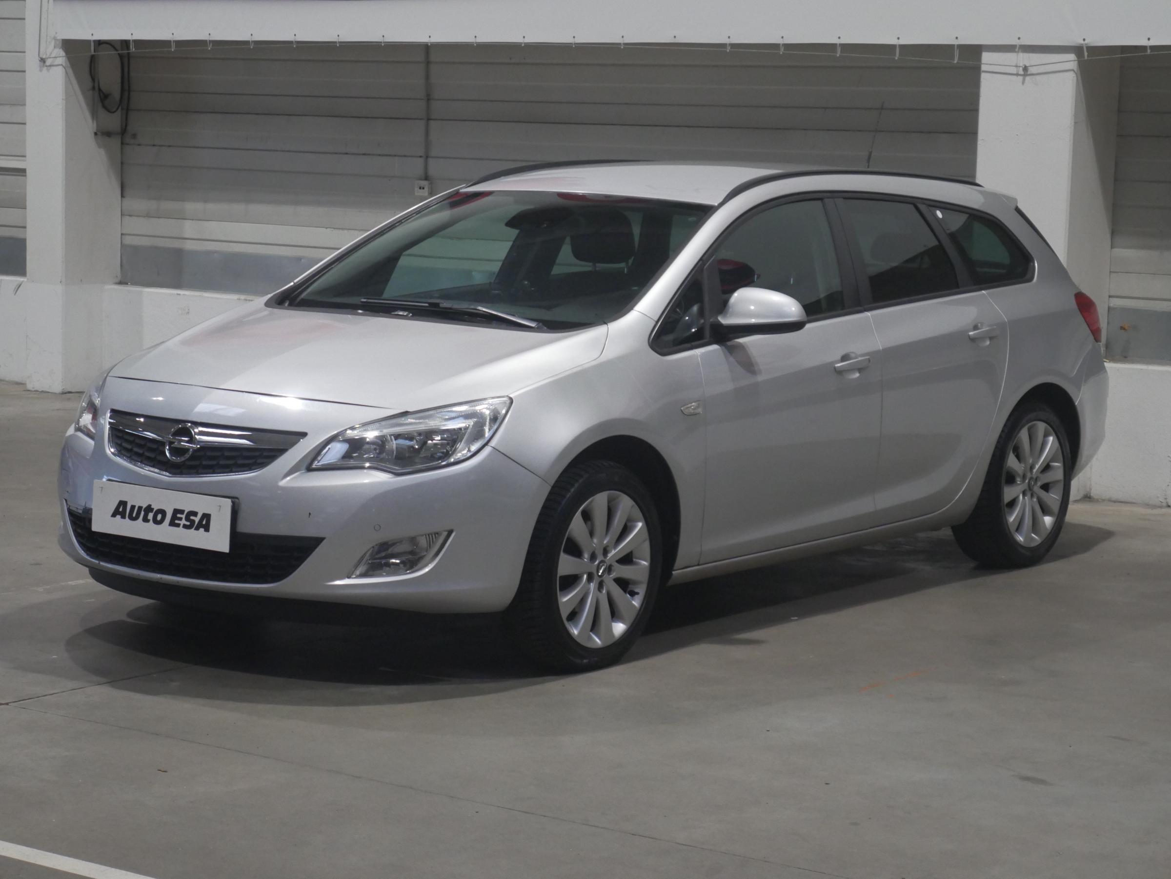 Opel Astra, 2011 - pohled č. 3