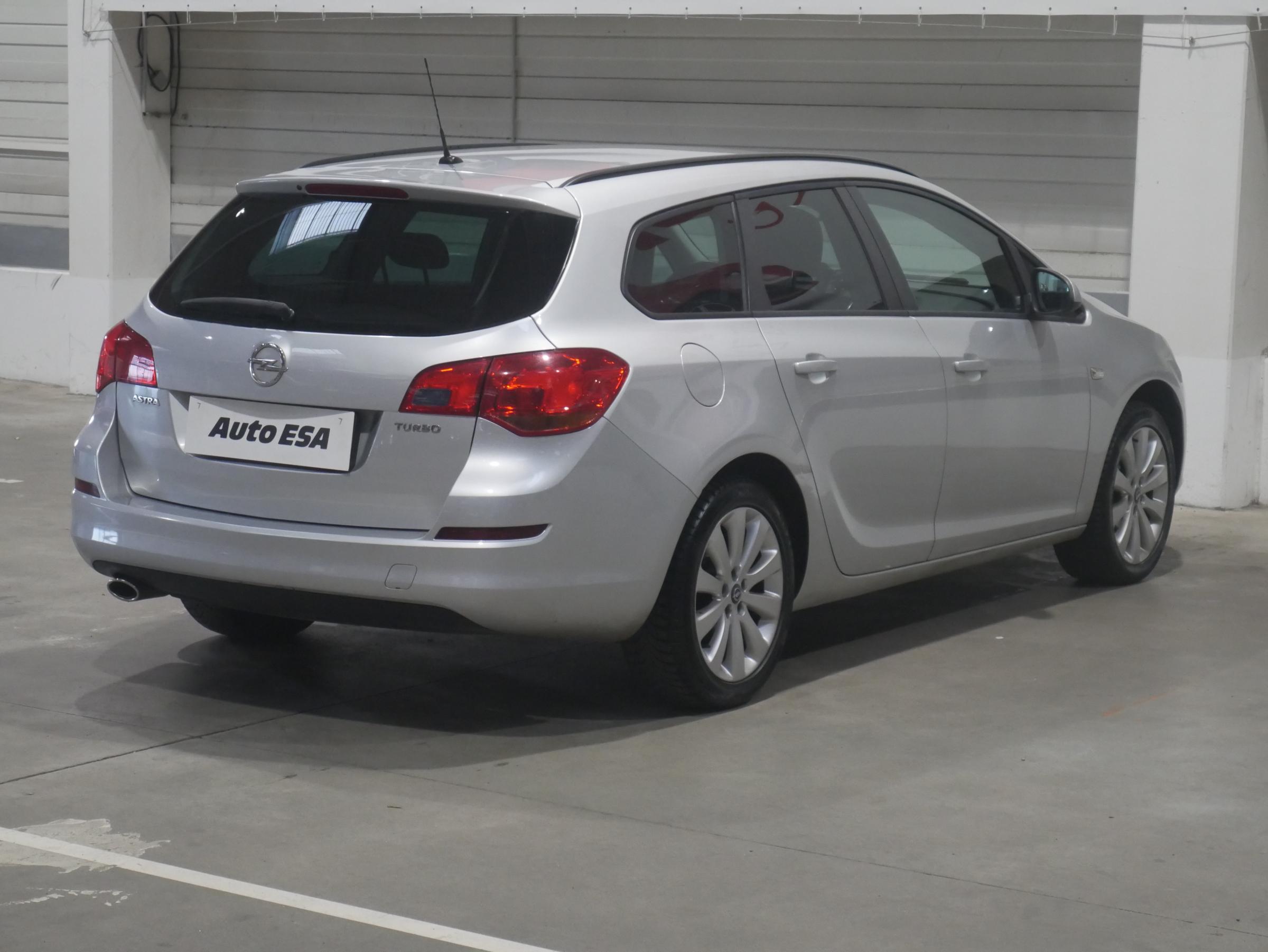 Opel Astra, 2011 - pohled č. 4