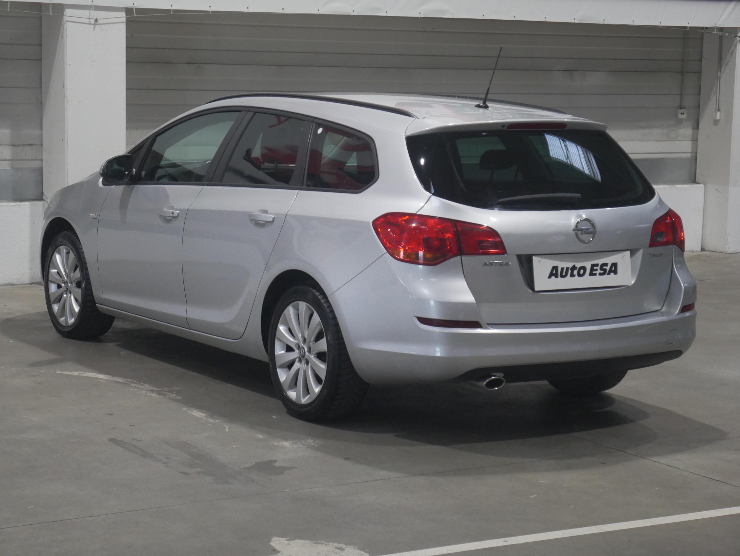 Opel Astra, 2011 - pohled č. 6