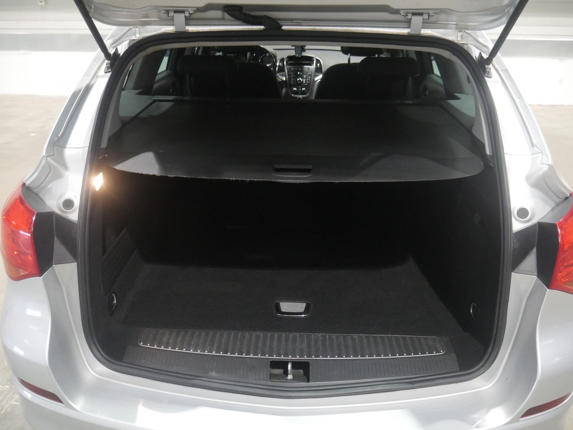 Opel Astra, 2011 - pohled č. 7