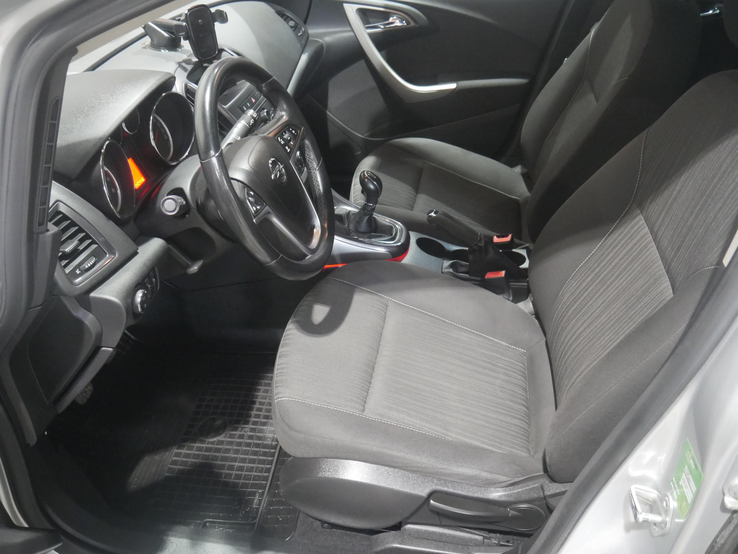 Opel Astra, 2011 - pohled č. 9