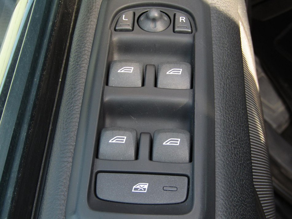 Land Rover Discovery 3.0 TD  4x4, 7míst