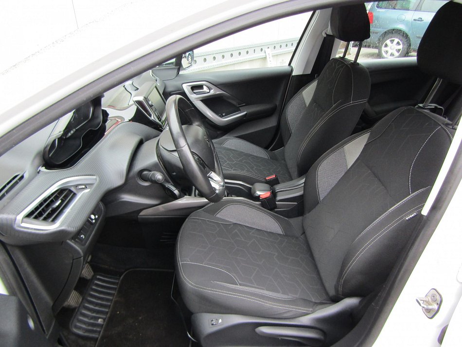 Peugeot 2008 1.2 i 