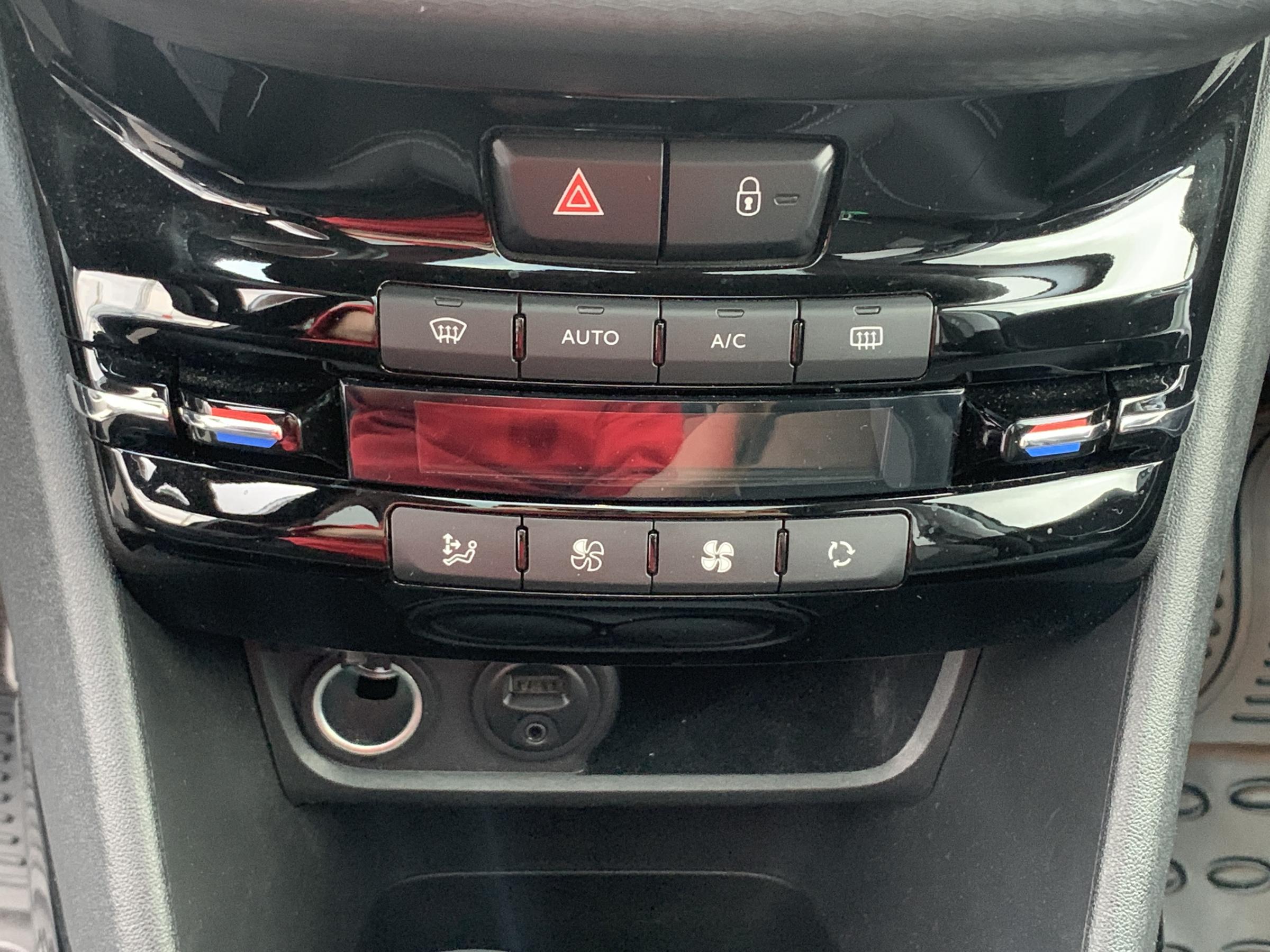 Peugeot 2008, 2016 - pohled č. 16