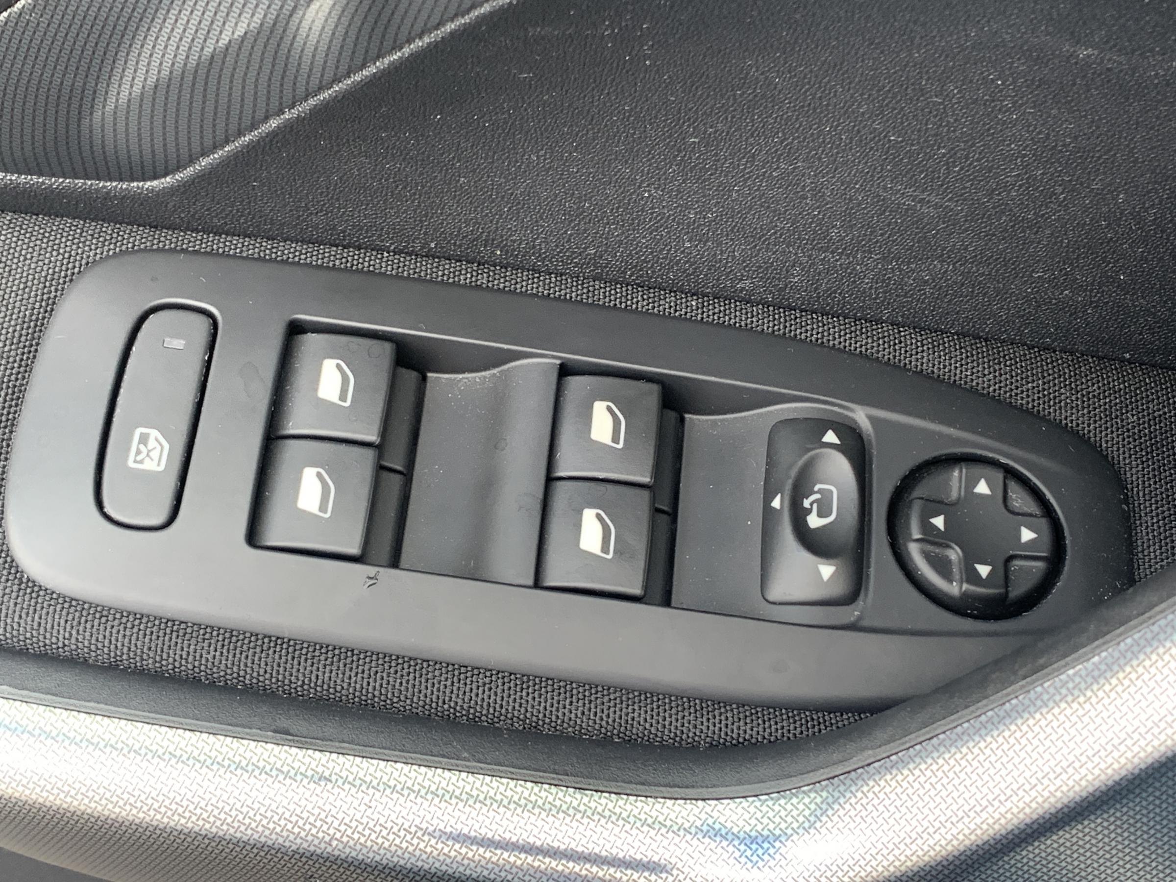 Peugeot 2008, 2016 - pohled č. 17