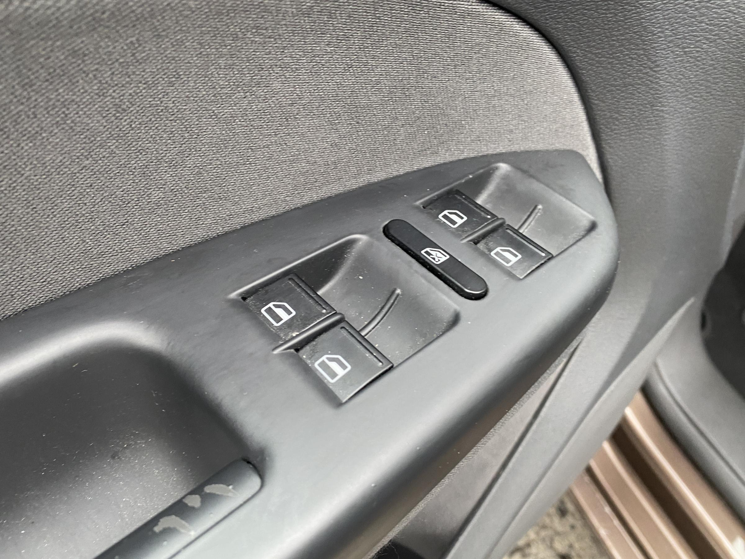 Volkswagen Touran, 2012 - pohled č. 13