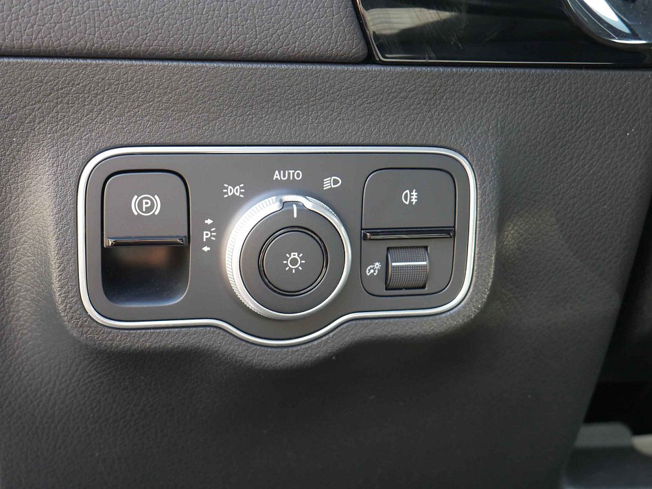 Mercedes-Benz Třída B 1.3T  B200