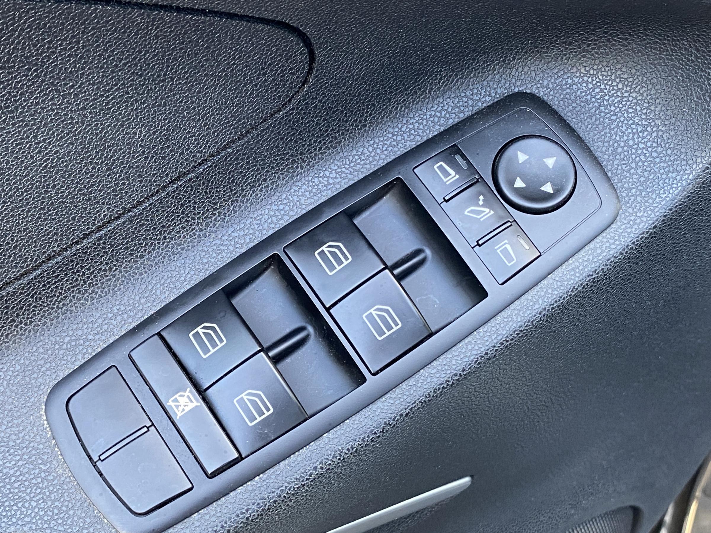 Mercedes-Benz Třída M, 2006 - pohled č. 12