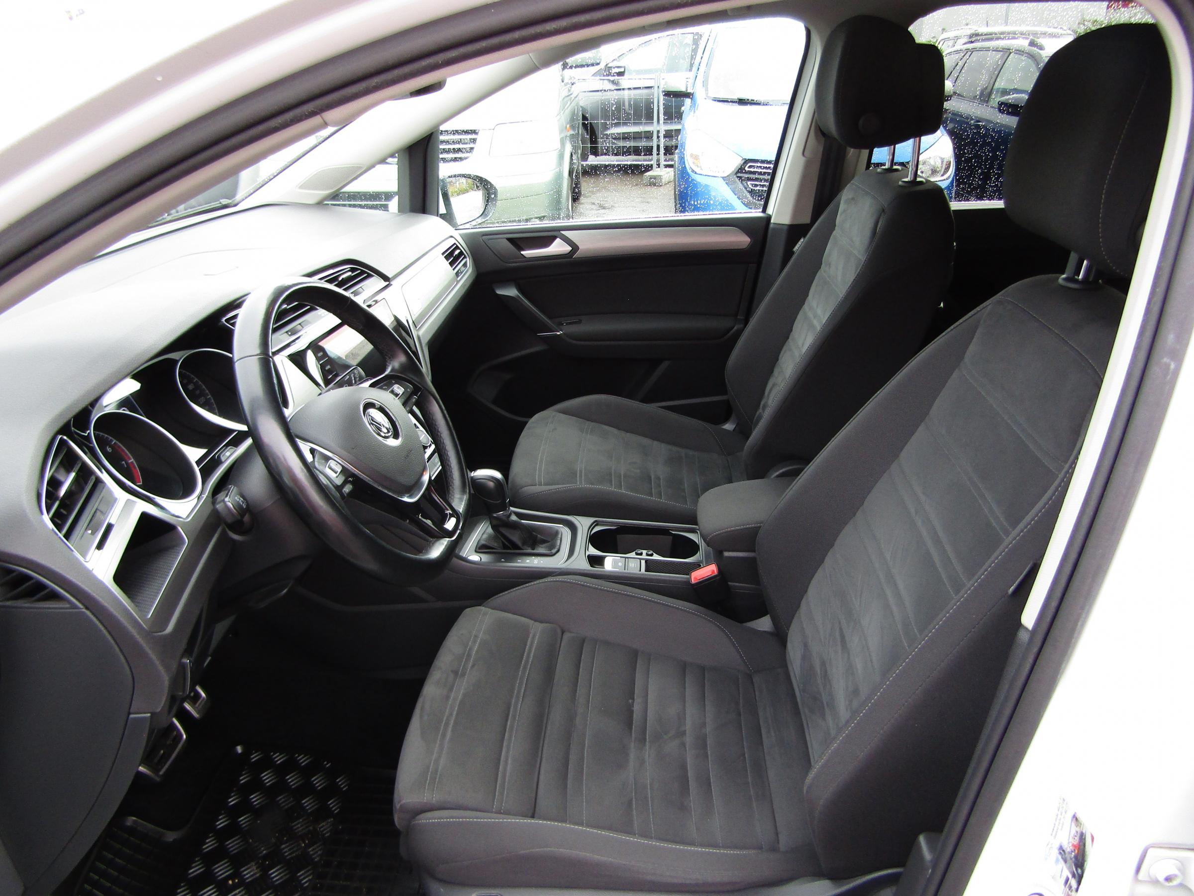 Volkswagen Touran, 2017 - pohled č. 10