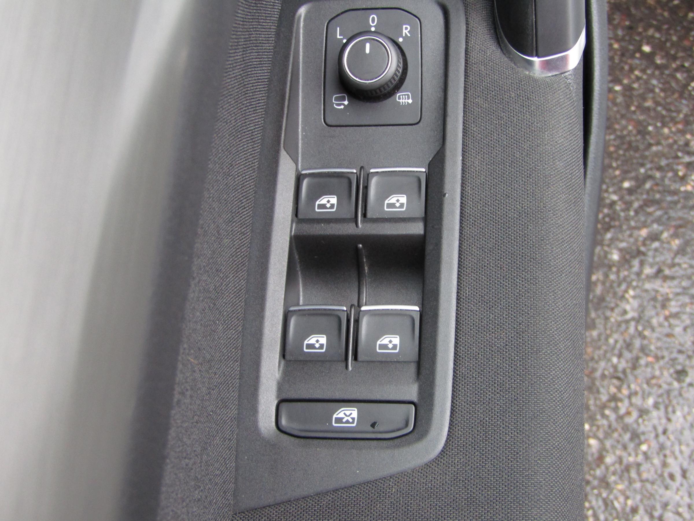 Volkswagen Touran, 2017 - pohled č. 12