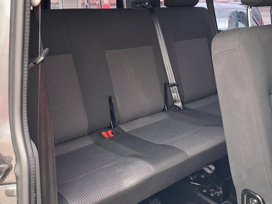 Volkswagen Transporter 2.0TDi  L2 9míst