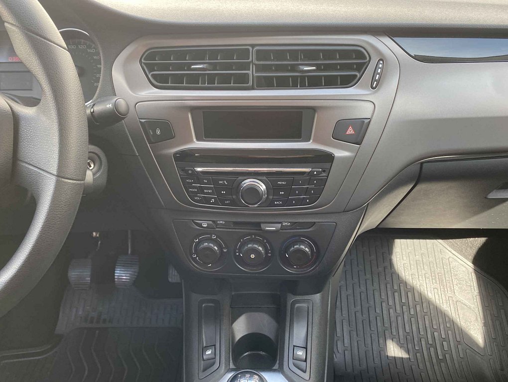 Peugeot 301 1.6i 