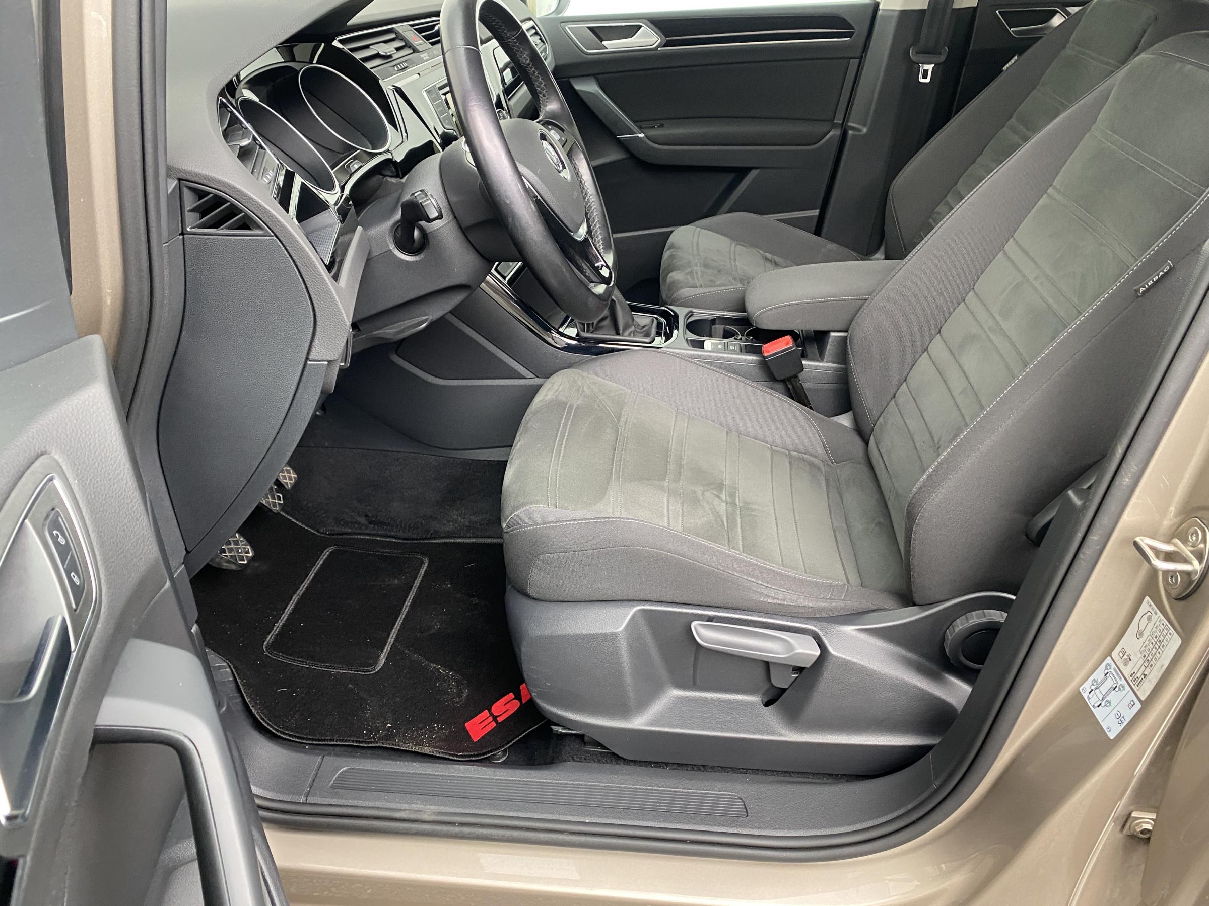 Volkswagen Touran, 2016 - pohled č. 10