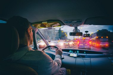 Plynulá jízda s automatickou převodovkou v městské koloně