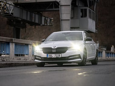 Různé karoserie ojetých vozů Škoda na prodejní ploše Auto ESA