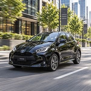 Benzínový motor kompaktního vozu v motorovém prostoru