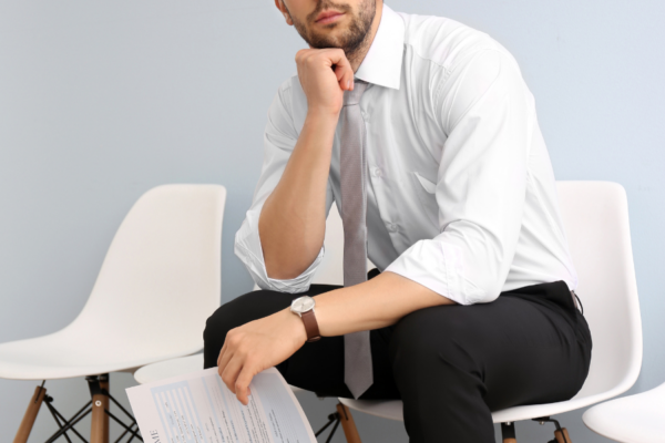 Hledání práce pro Gen Z – mladý člověk přemýšlí nad kariérou a dalšími kroky na trhu práce