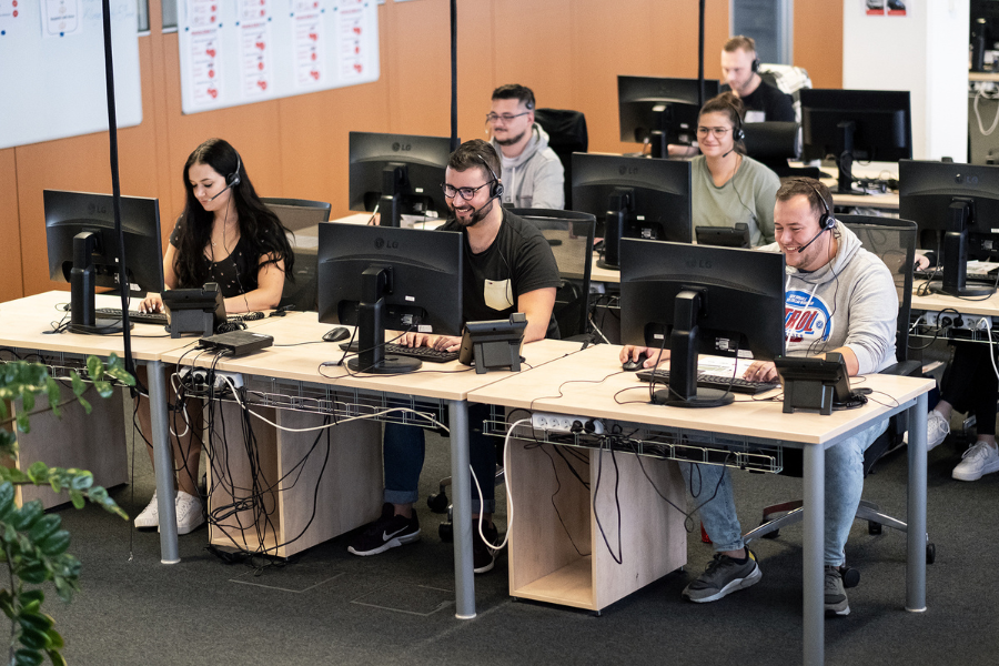 Tým operátorů call centra Auto ESA při práci v automotive.