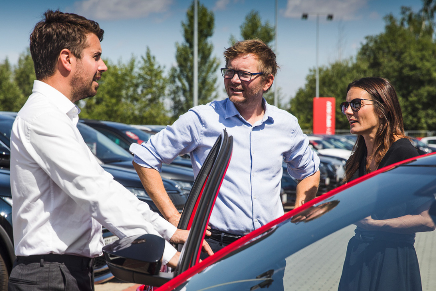 Prodejce v Auto ESA konzultuje výběr ojetého vozu se zákazníky