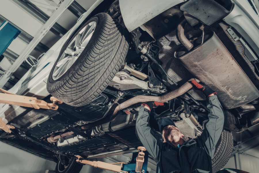 Mechanik provádí servis podvozku ojetého vozu v Auto ESA