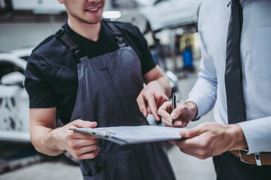 Pracovníci automotive při kontrole automobilu