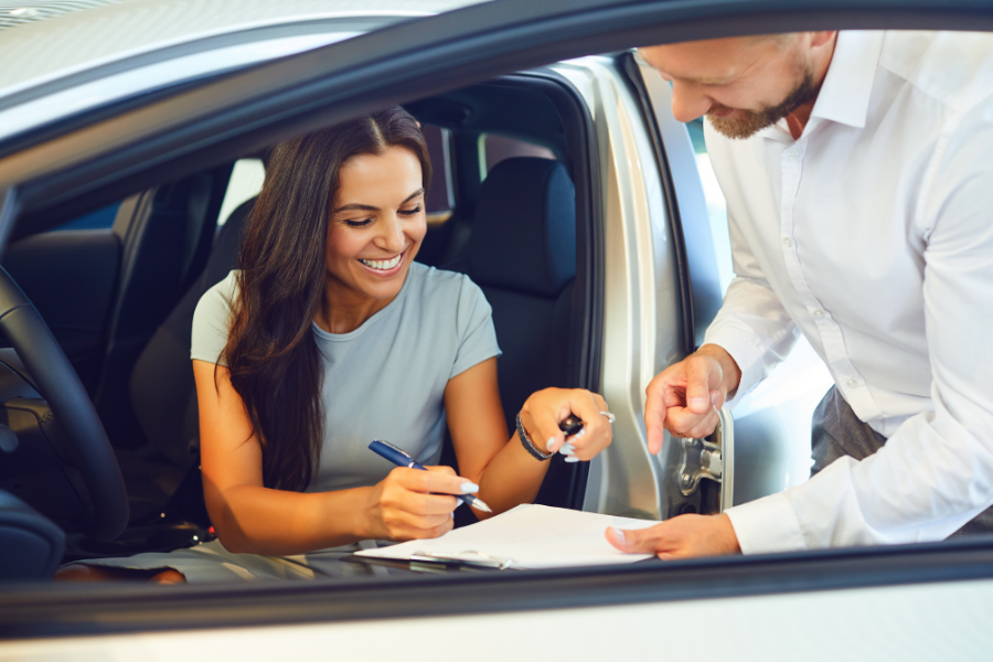 Prodejce automobilů představuje vůz zákaznici